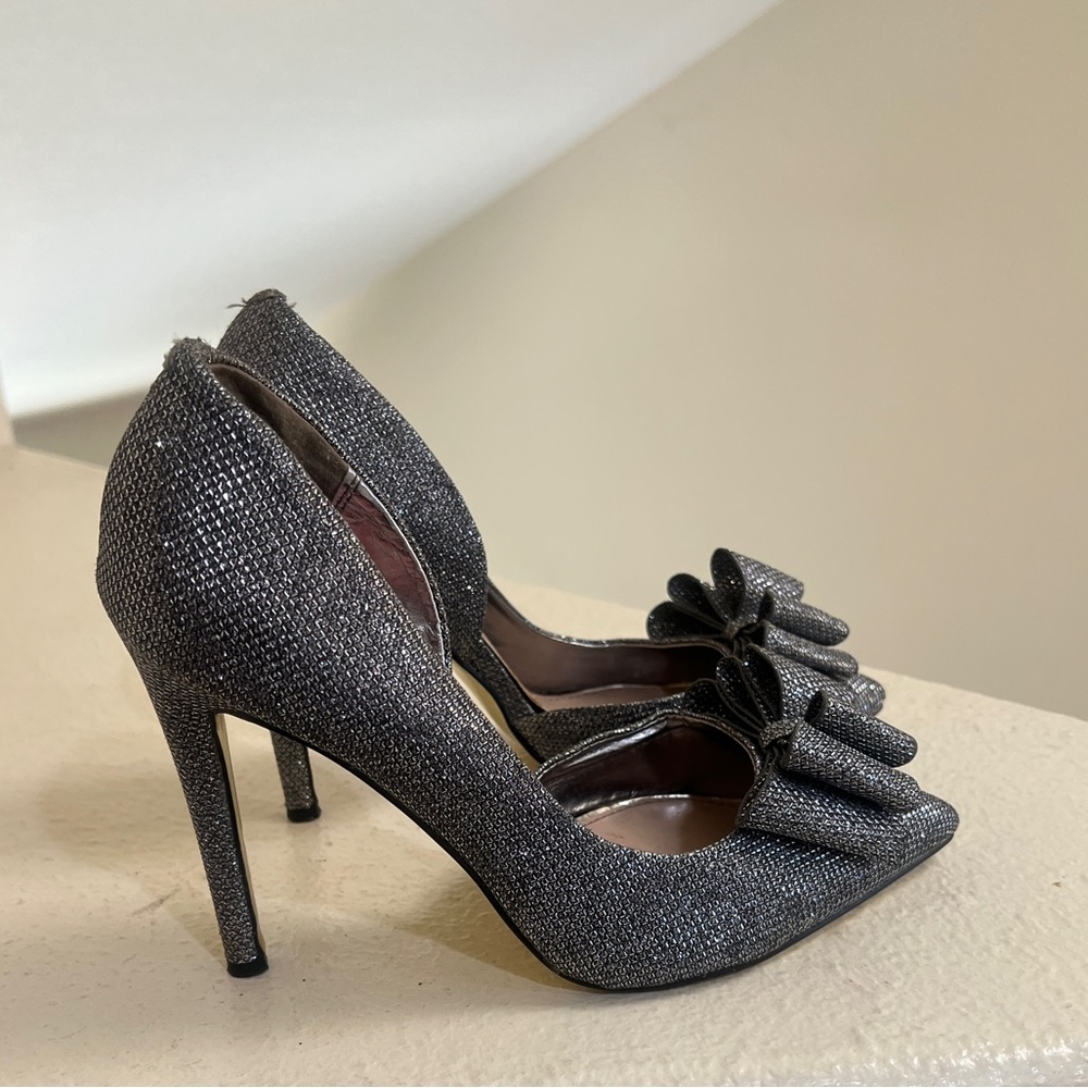Betsey Johnson Women’s Silver Prince Dorsay Bow Toe Pumps Pewter Shoes size 8